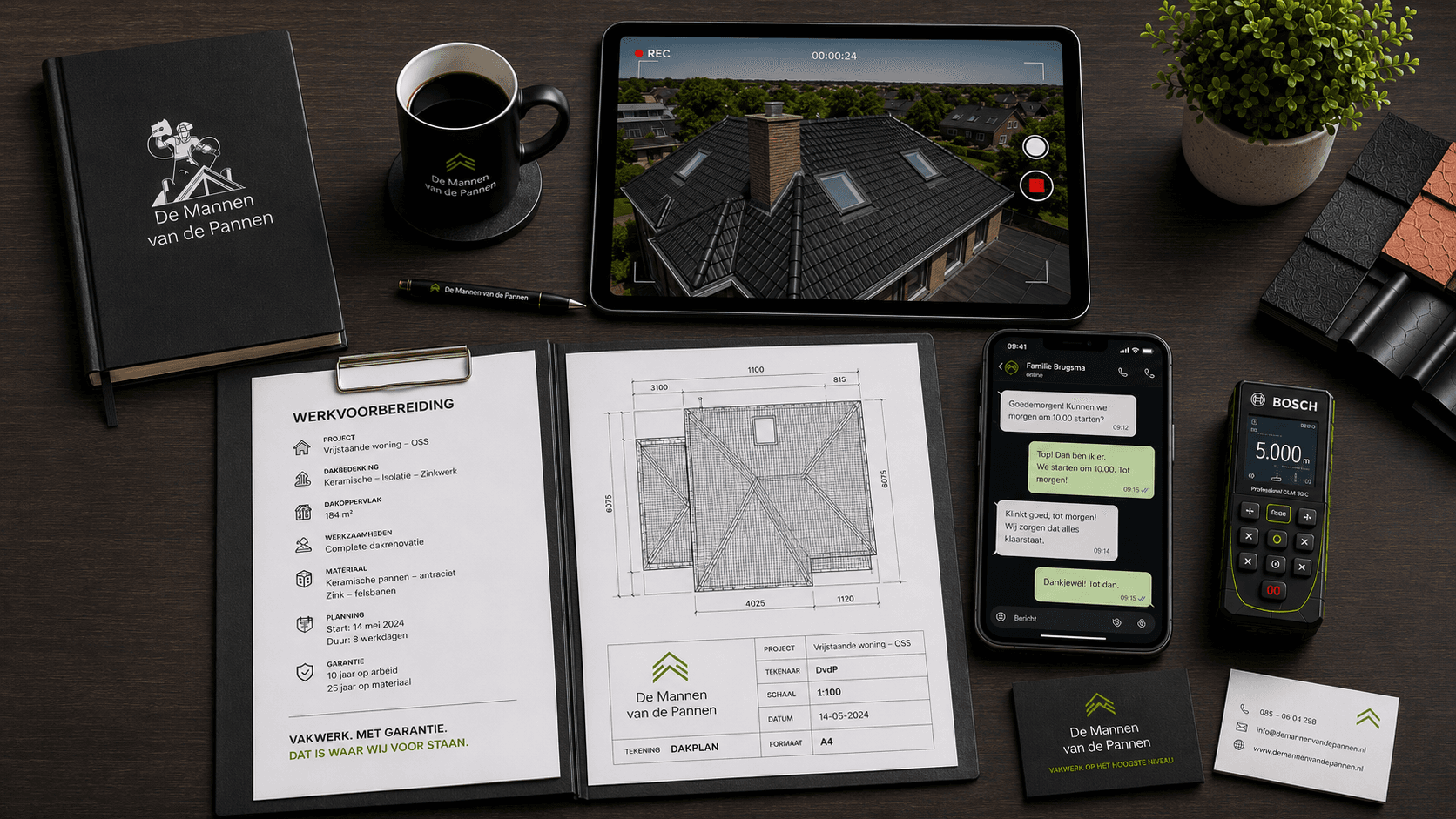 De werkplek van De Mannen van de Pannen: projectboek met een dakrenovatie in Oss, een tablet met de website, visitekaartjes en gereedschap op een donker bureau